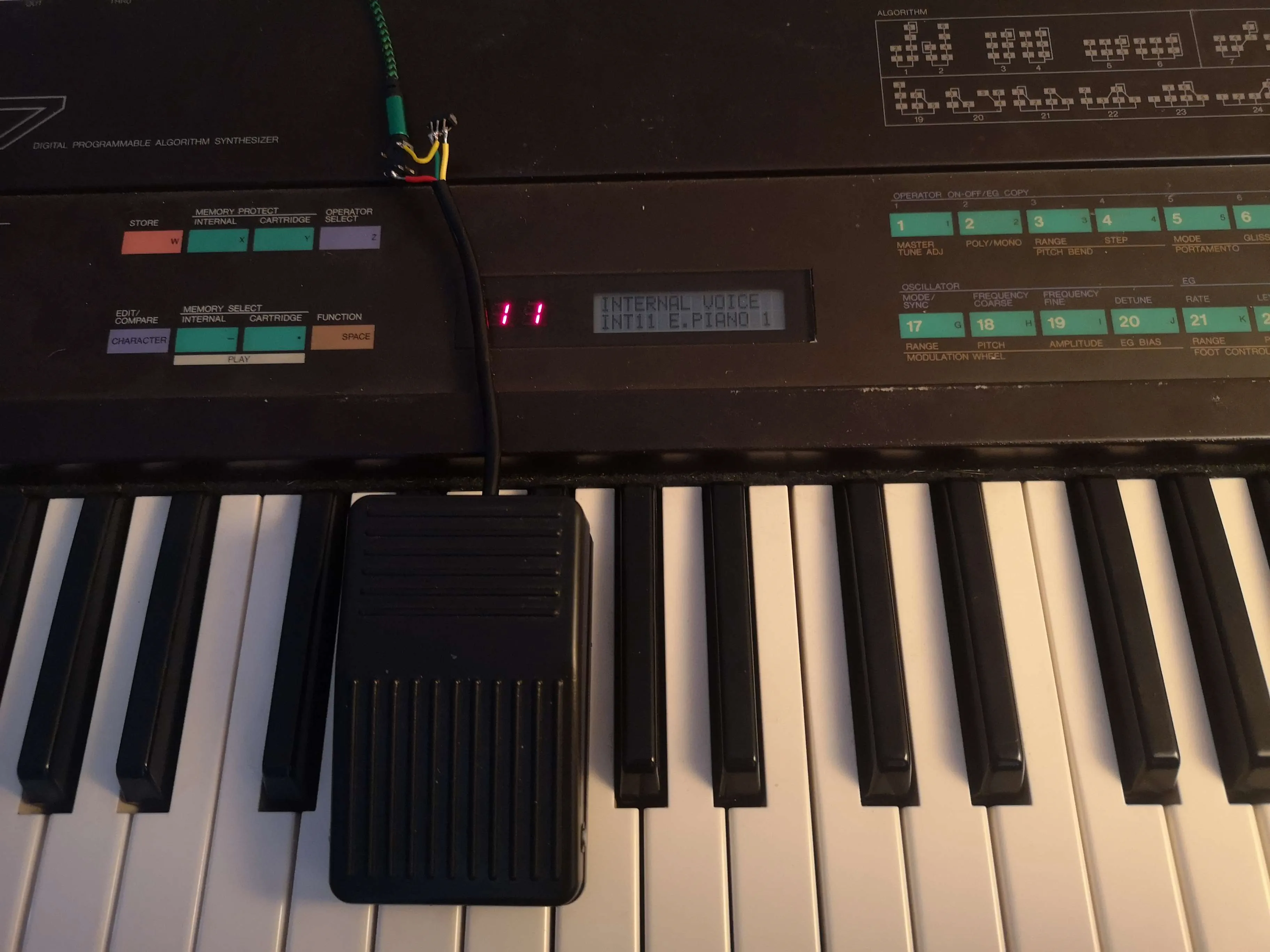 Image of the pedal and the DX7